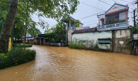 Thanh Hóa: Nước sông Lèn dâng cao hàng trăm hộ dân hai xã huyện Hà Trung ngập lụt cục bộ