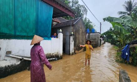 Thanh Hóa: Nước sông Lèn dâng cao hàng trăm hộ dân hai xã huyện Hà Trung ngập lụt cục bộ