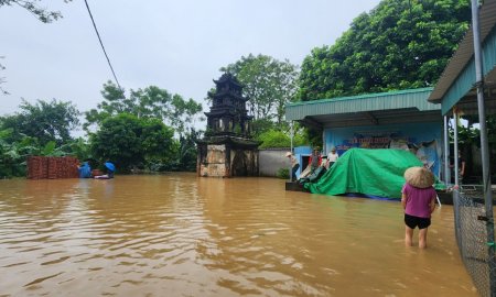 XÃ LĨNH TOẠI: Tổ chức ra quân dọn VSMT sau lụt.