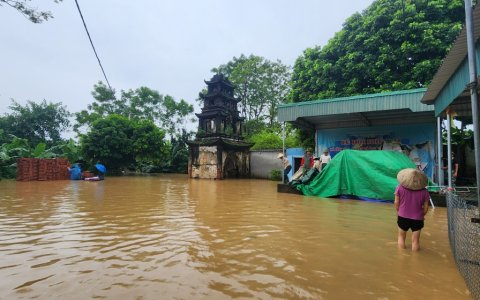 XÃ LĨNH TOẠI: Tổ chức ra quân dọn VSMT sau lụt.