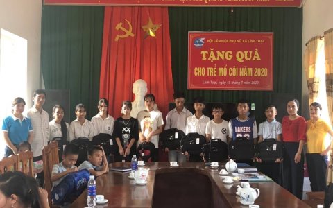 HỘI LHPN XÃ LĨNH TOẠI Trao quà cho trẻ mồ côi trên địa bàn xã